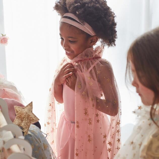 Cape en tulle à étoiles dorées